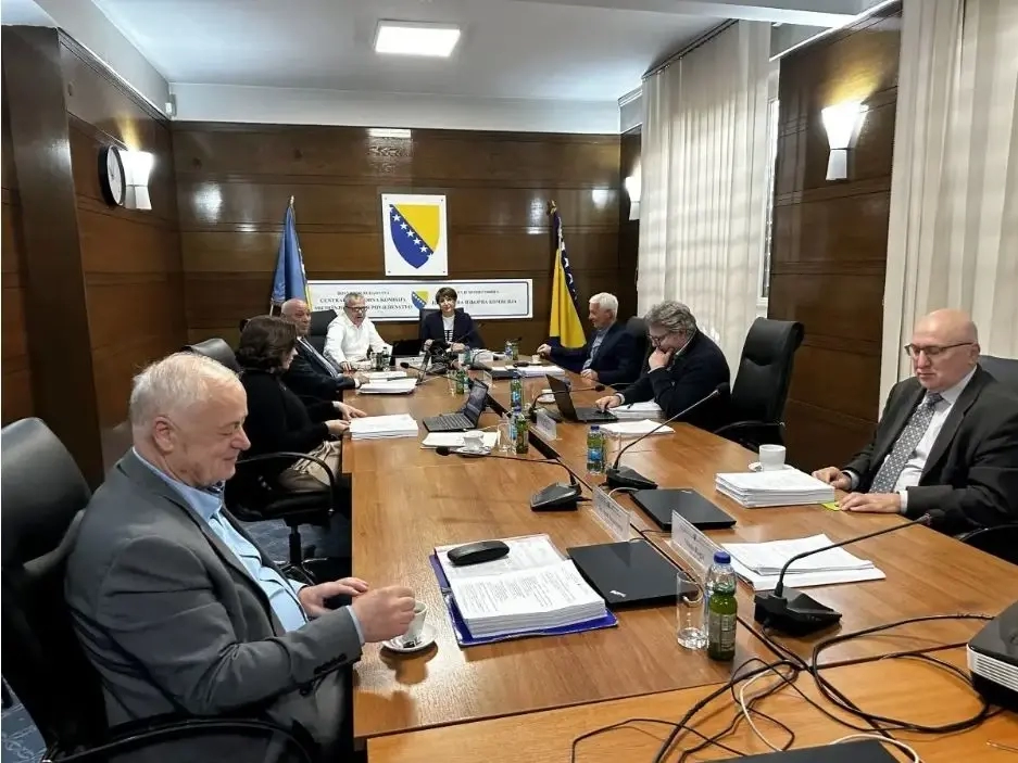 KATASTROFA: Političke stranke kažnjene ali nastavljaju kršiti zakon